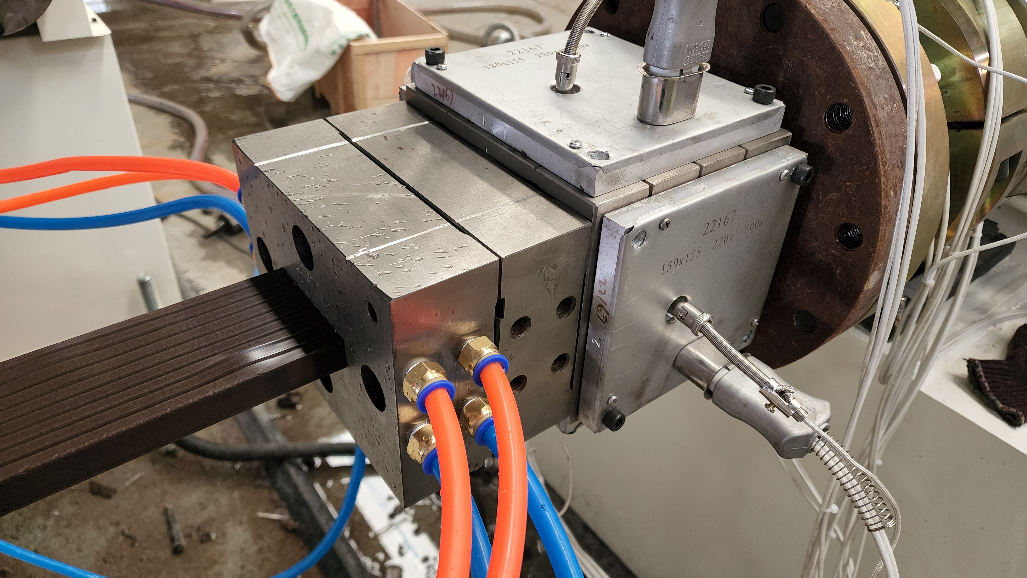  Jalur produksi bingkai pintu WPC