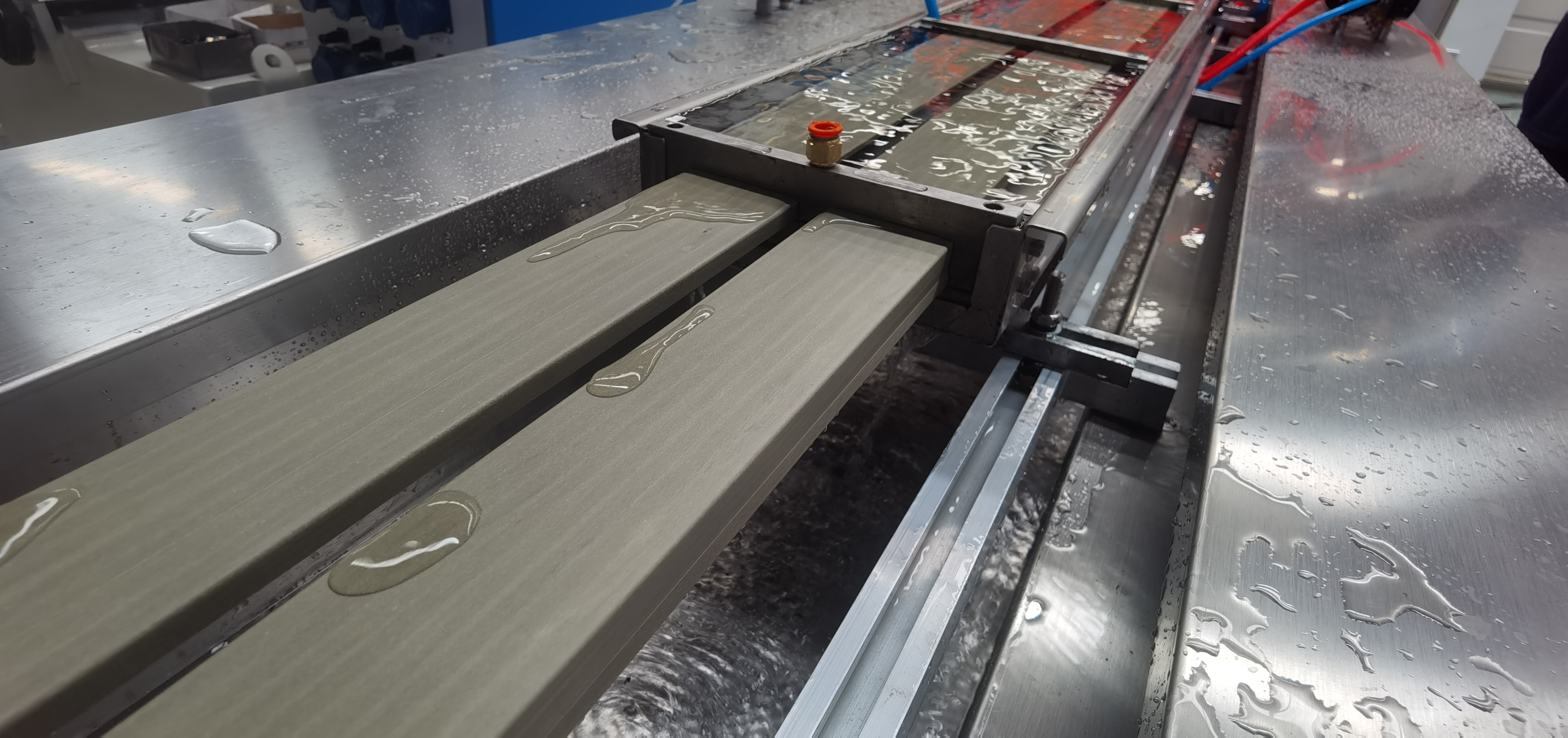  Jalur produksi bingkai pintu WPC